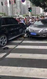 武汉爆料奔驰车祸视频,惊险瞬间,生命悬于一线 第1张 武汉爆料奔驰车祸视频,惊险瞬间,生命悬于一线 第1张